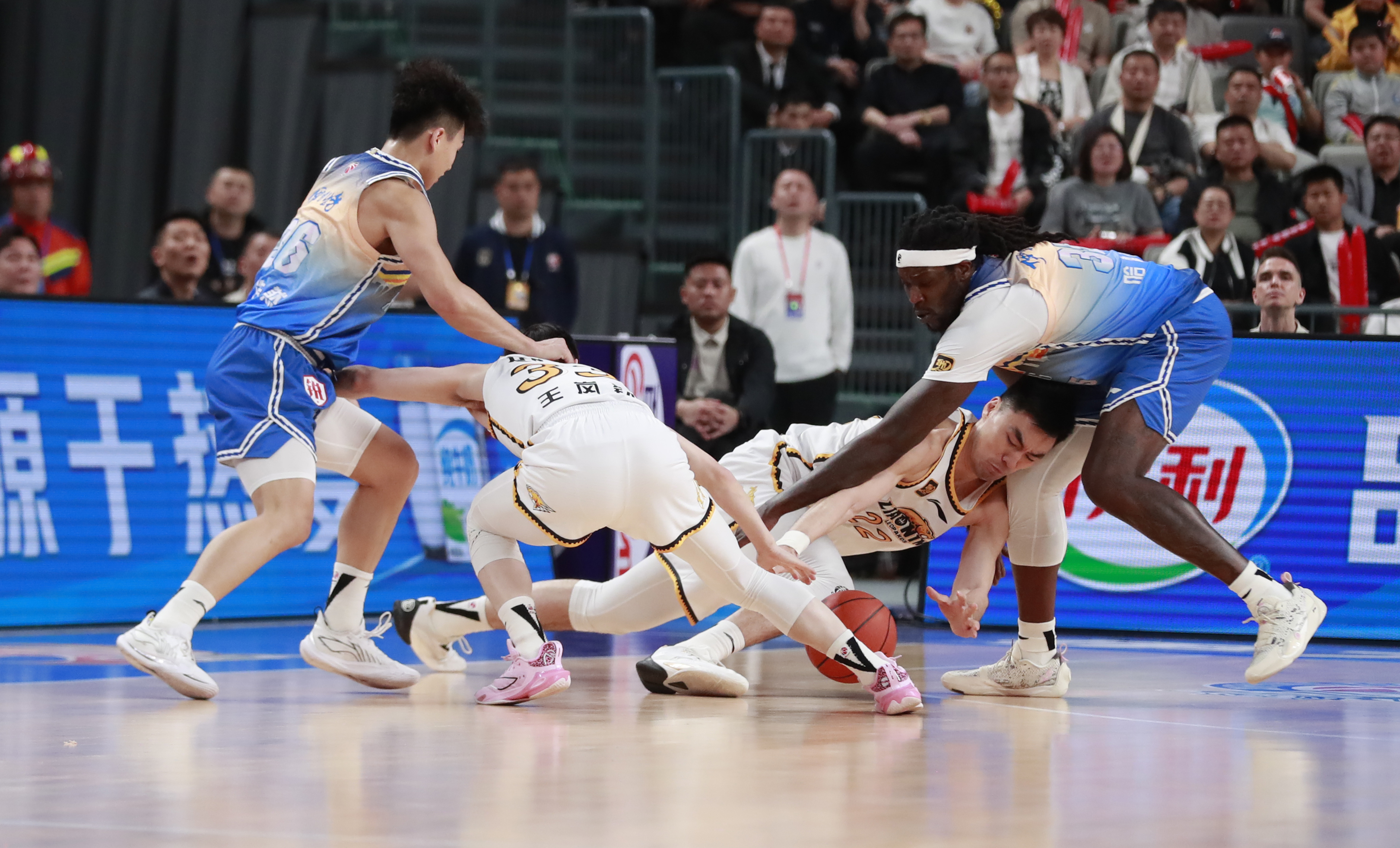 球员们在比赛中奋勇拼搏赢得掌声