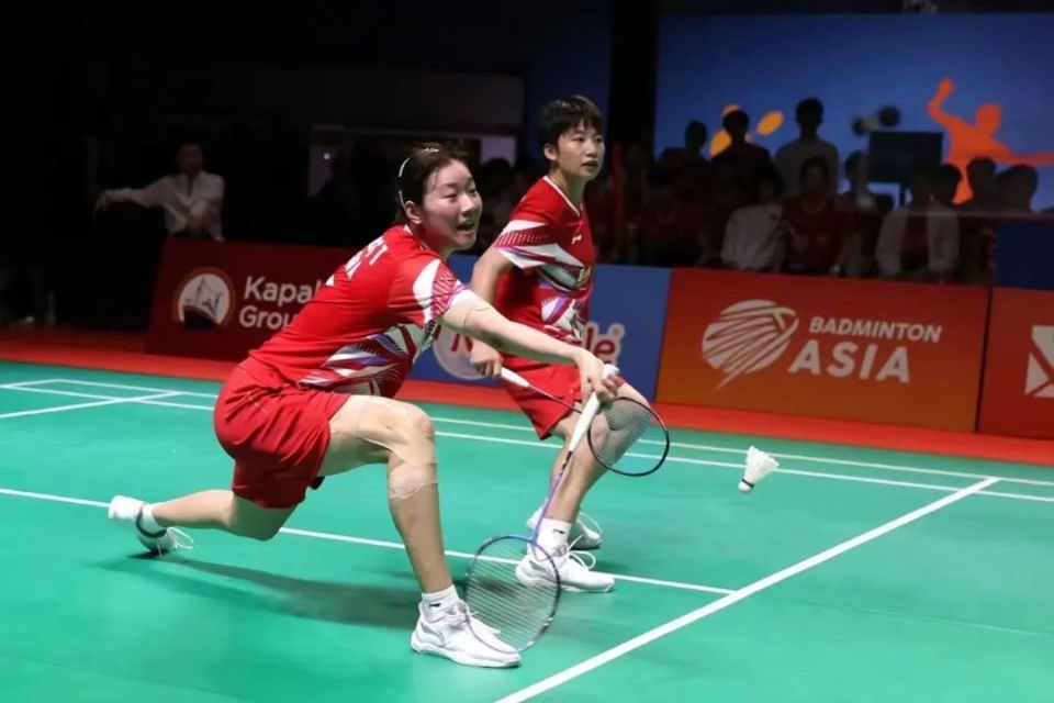 日本女子羽毛球选手与中国选手展开激烈争夺