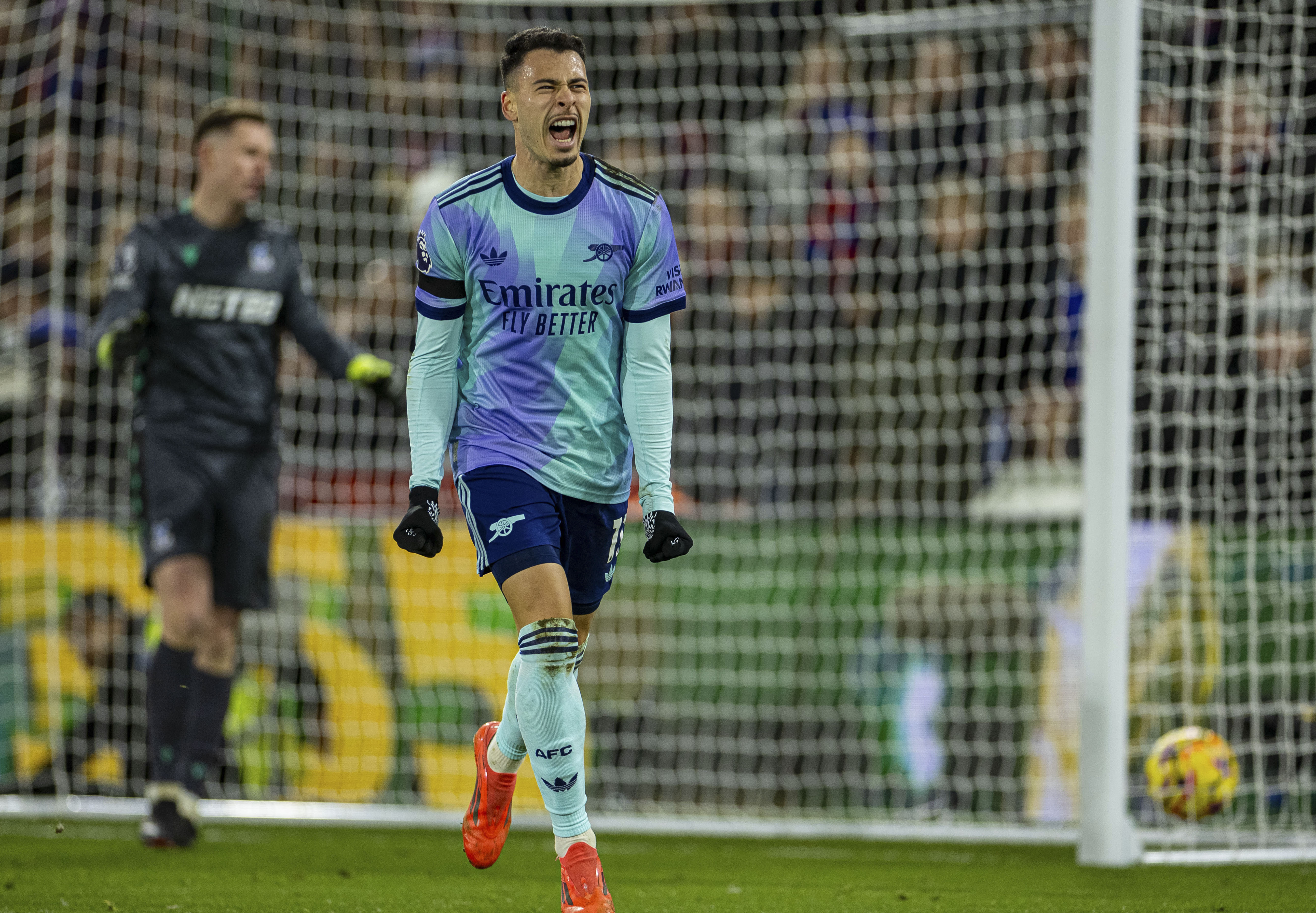 包含阿森纳主场失分，球队进攻疲软难以突破对手防线的词条