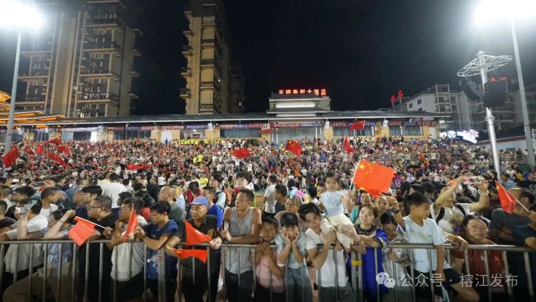 爱游戏官网入口-足球比赛现场人山人海，场面壮观