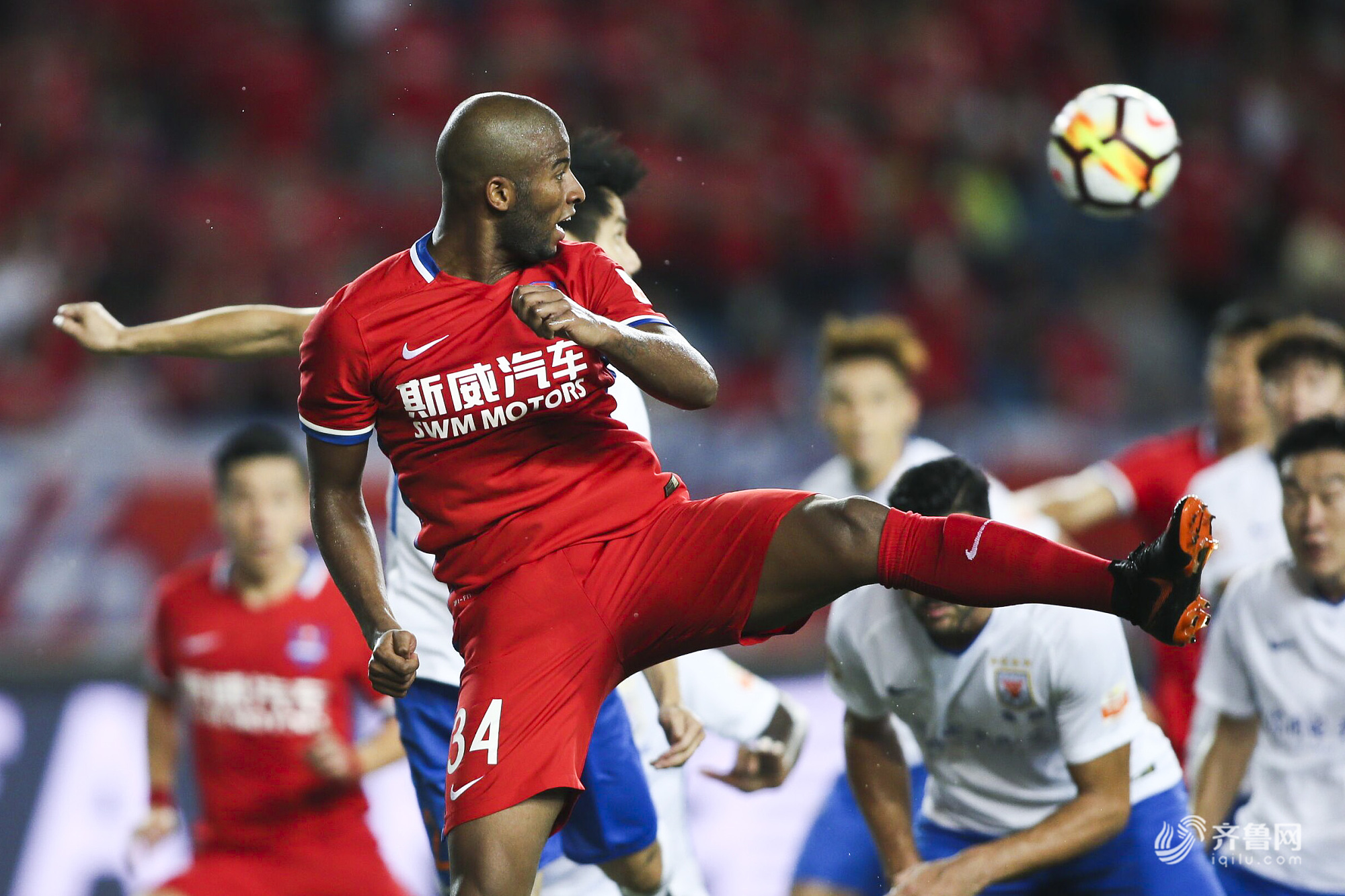 关于重庆斯威阻击上海申花，客场拿分惊喜的信息