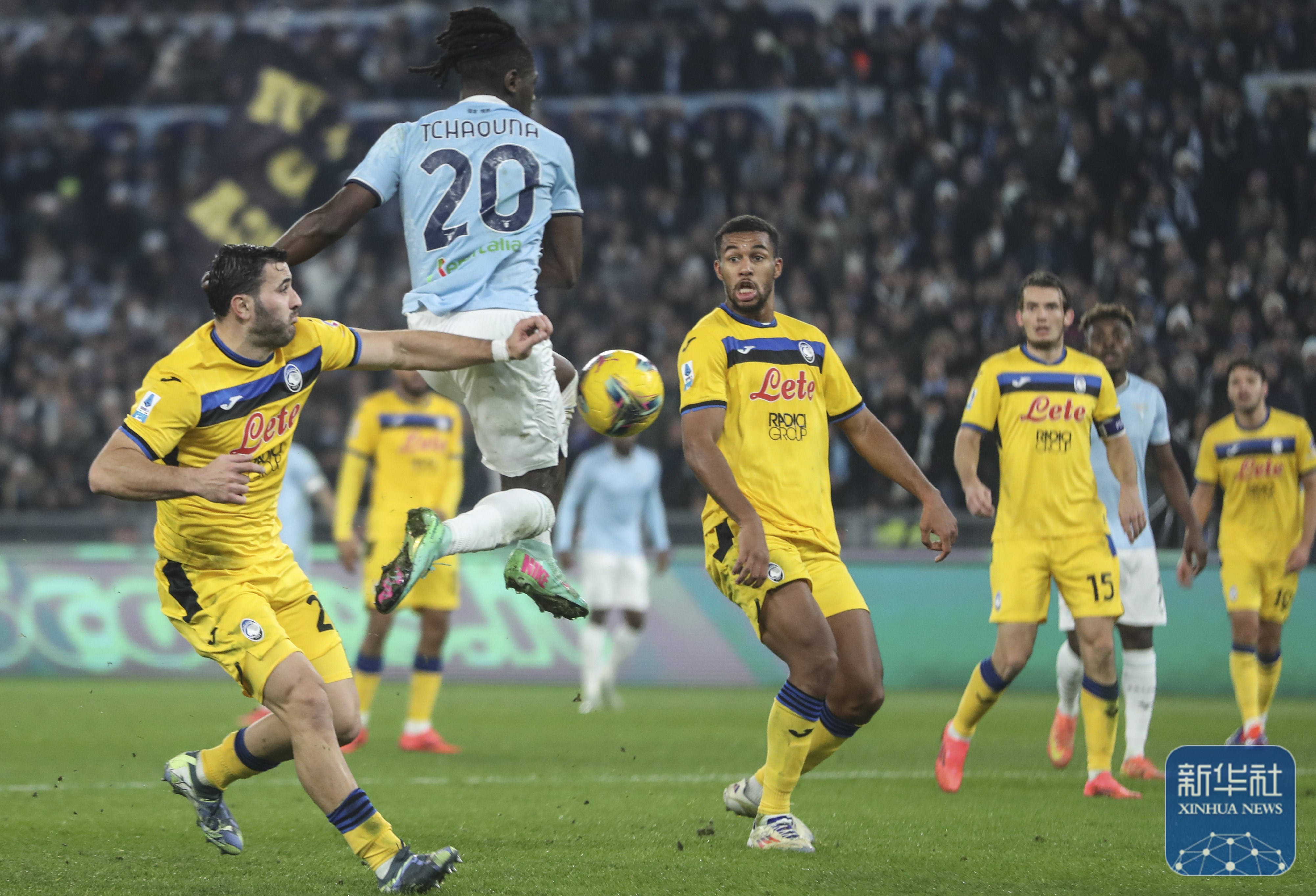 真情足球赛：球员们拼尽全力的搏击的简单介绍