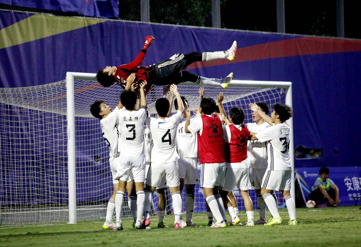 爱游戏登录入口-足球赛场上球员技艺展现无瑕