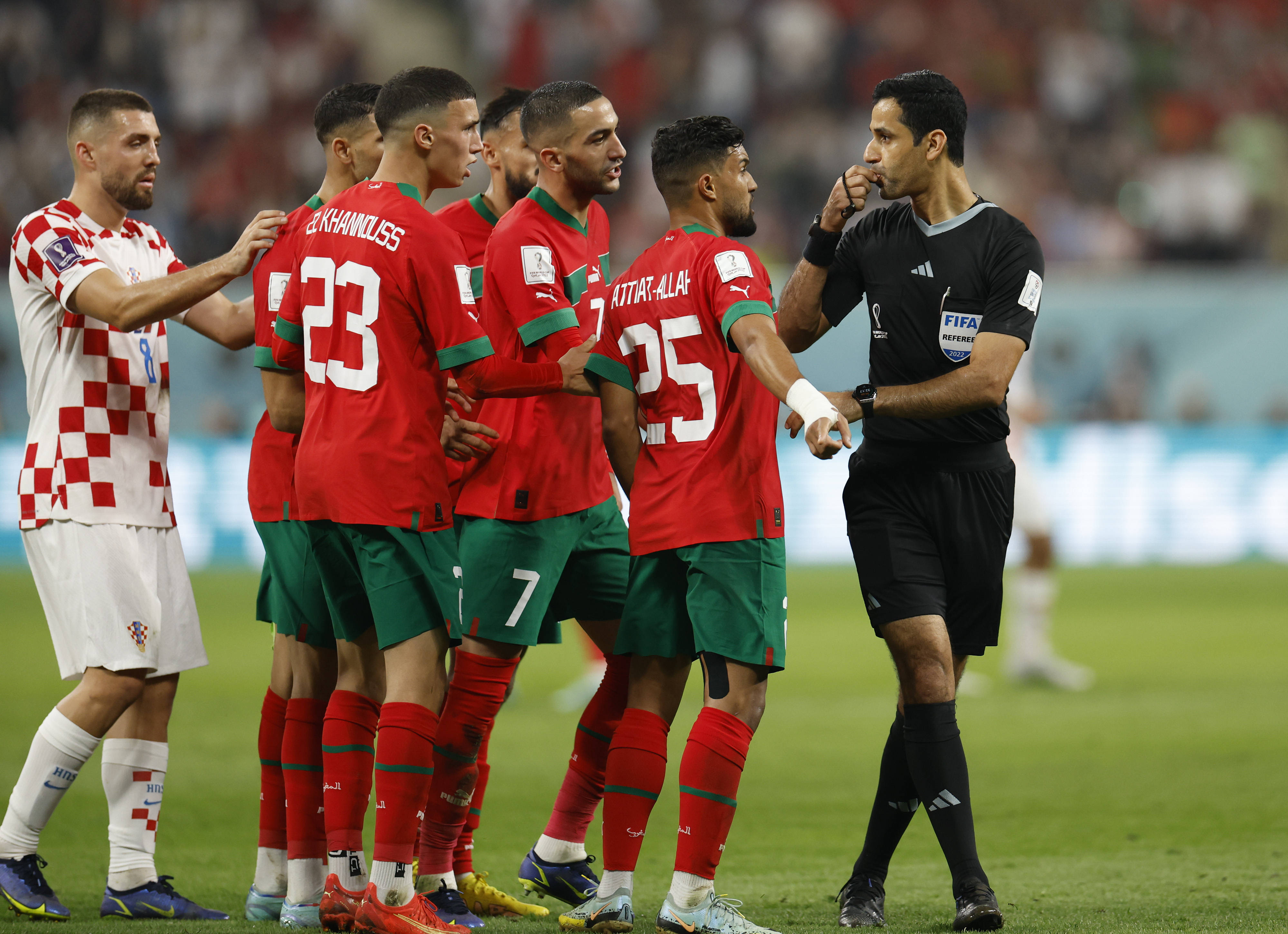 足球赛场上球员技艺展现无瑕 足球赛场上球员技艺展现无瑕