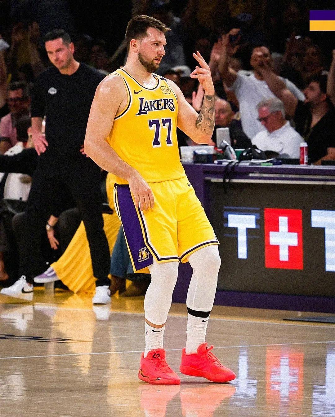 湖人双星领衔击败活塞取得胜利