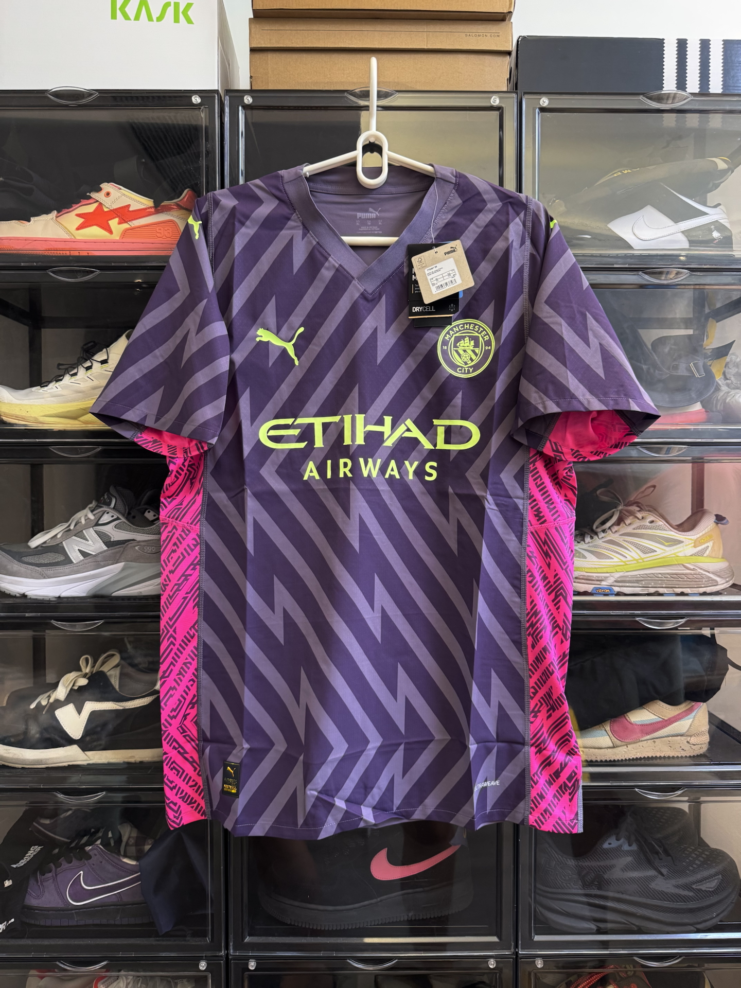 球队推出新赛季球衣,粉丝疯狂购买 球队推出新赛季球衣,粉丝疯狂购买