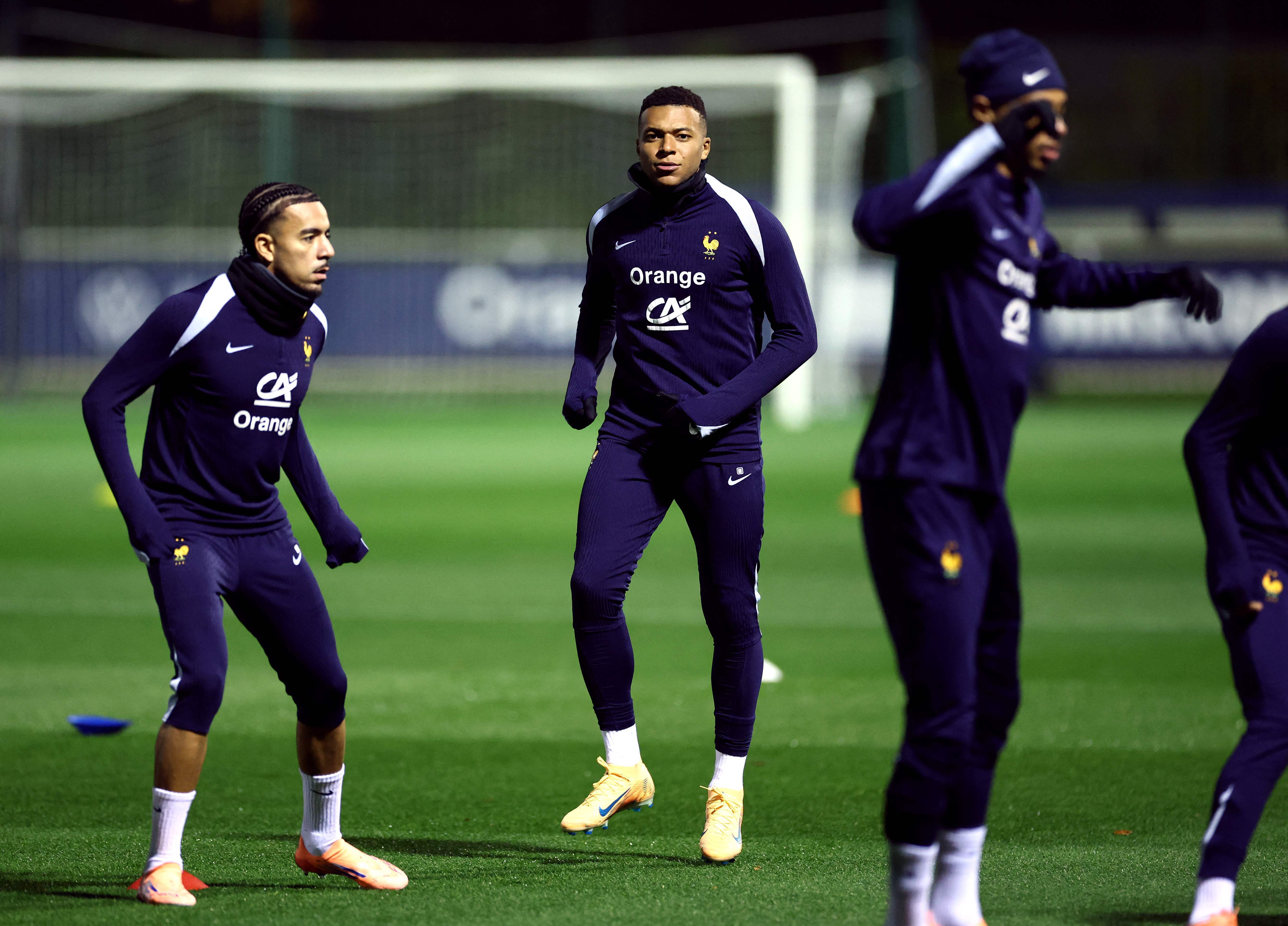 法国足球队备战国际比赛，备受关注